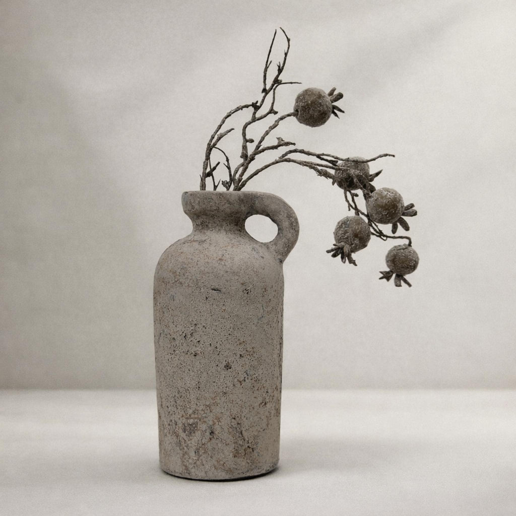 Schlanke Keramikvase mit einem Henkel, verwittertes Grau-Braun, mit getrockneten Beerenzweigen