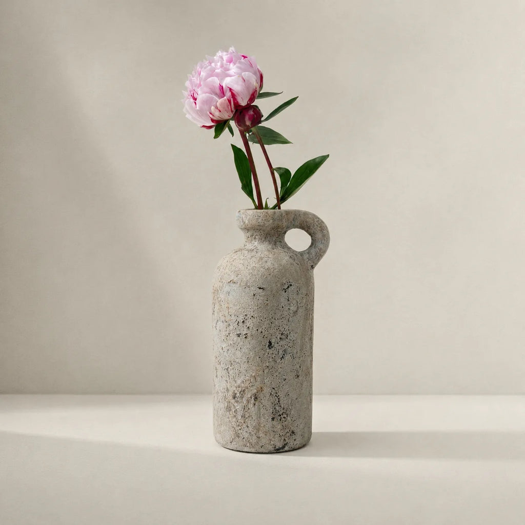Schlanke Keramikvase Lune mit Henkel, verwittertes Steinzeug, mit einer Pfingstrose