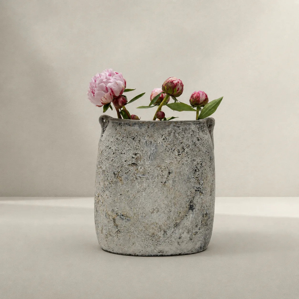 Größere Keramikvase aus dem Set Manteau, verwittertes Grau, mit Pfingstrosen