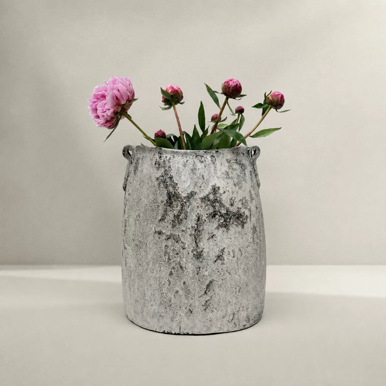 Kleinere Keramikvase aus dem Set Manteau, helles verwittertes Grau, mit Pfingstrosenknospen